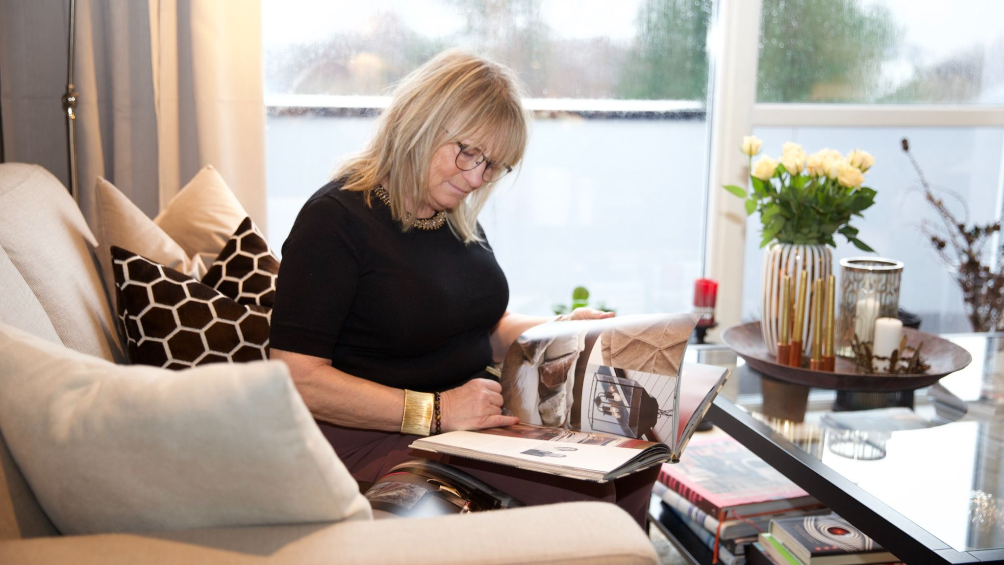 Hilde Prestbakk leser interiørmagasin i lyst, varmt rom